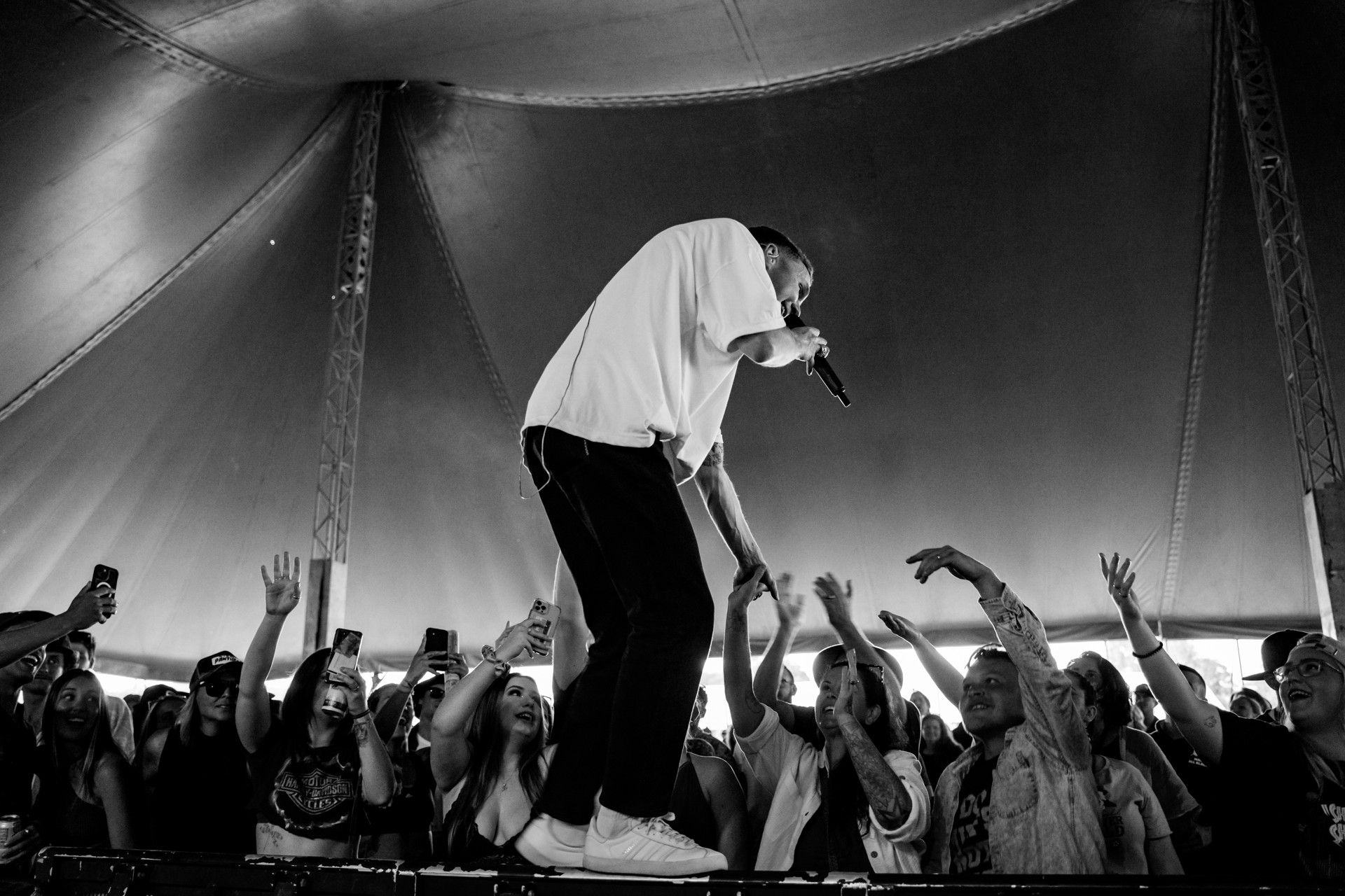A live performer connecting with the crowd at a GigBig music event